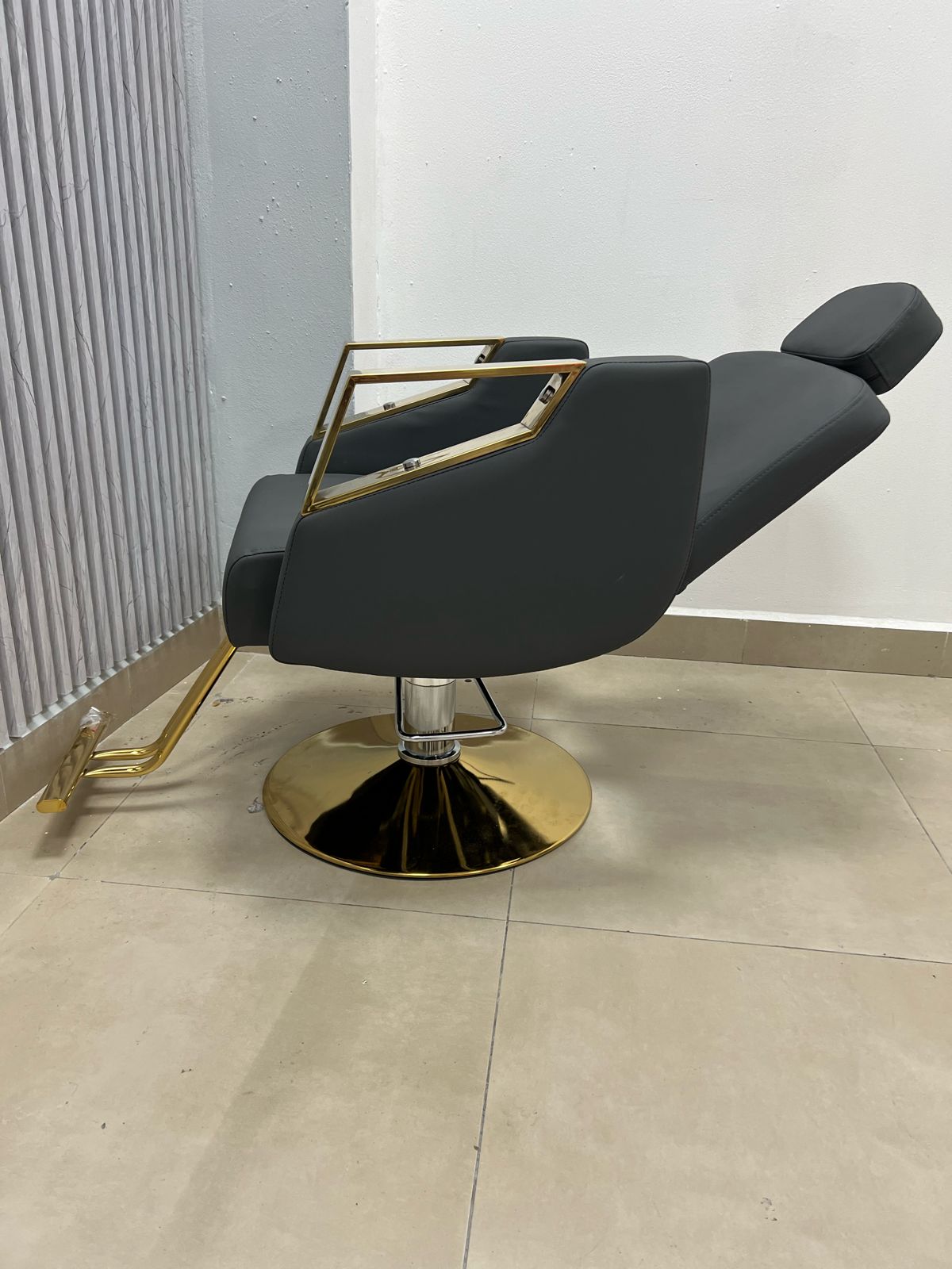 Silla Gris Para Salón con Dorado (Reclinable)