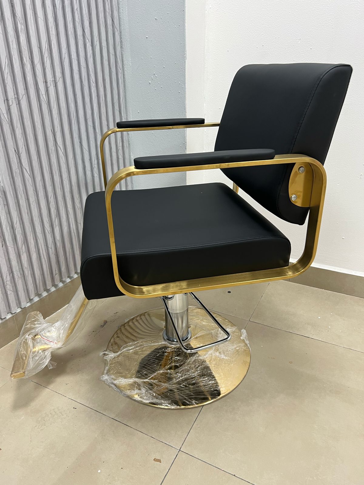 Silla Negra Para Salón con Dorado (No Reclinable)