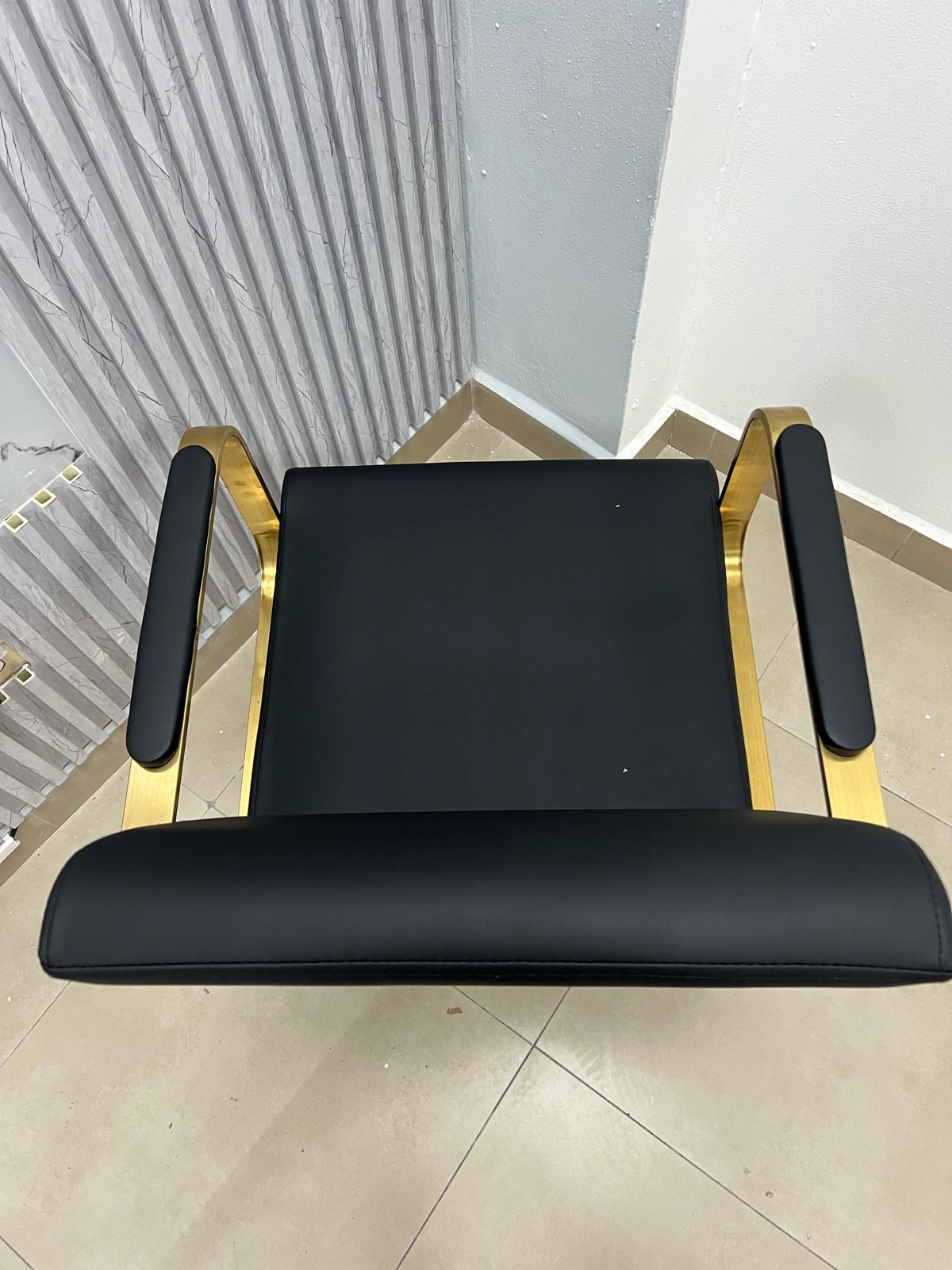 Silla Negra Para Salón con Dorado (No Reclinable)