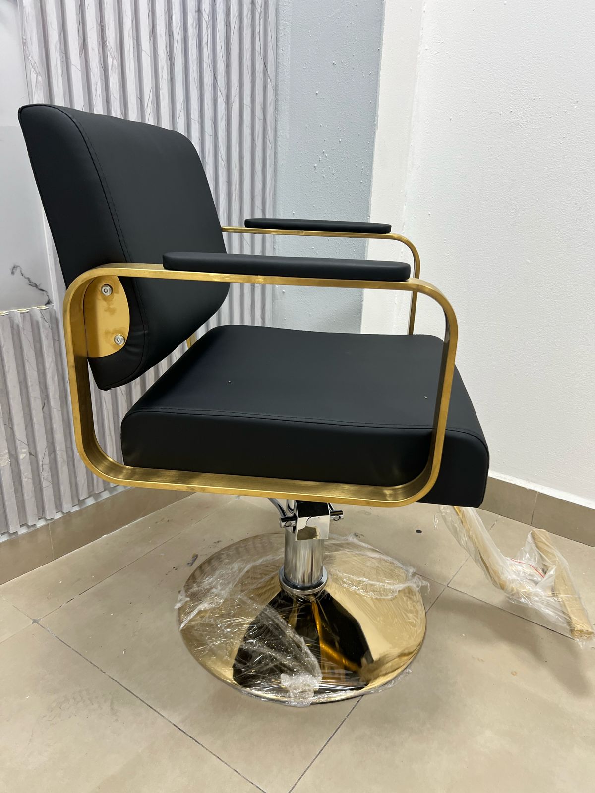 Silla Negra Para Salón con Dorado (No Reclinable)