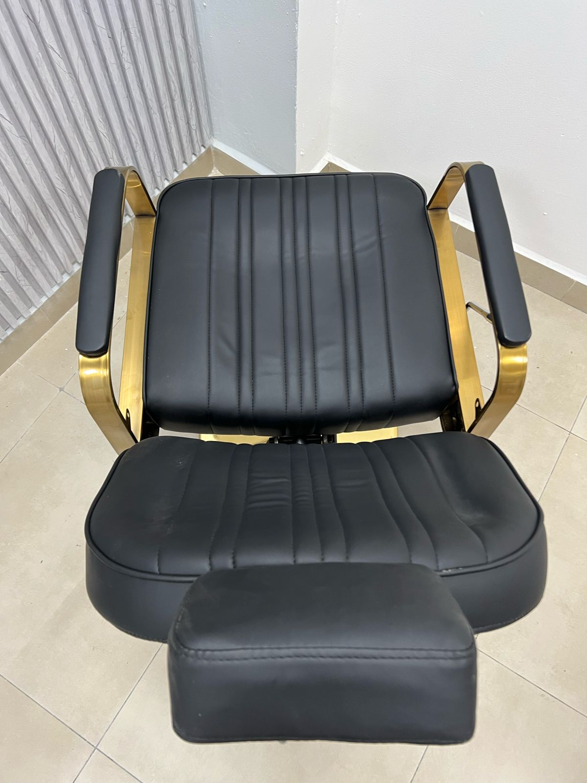 Silla Negra Bordada Para Salón (Reclinable)