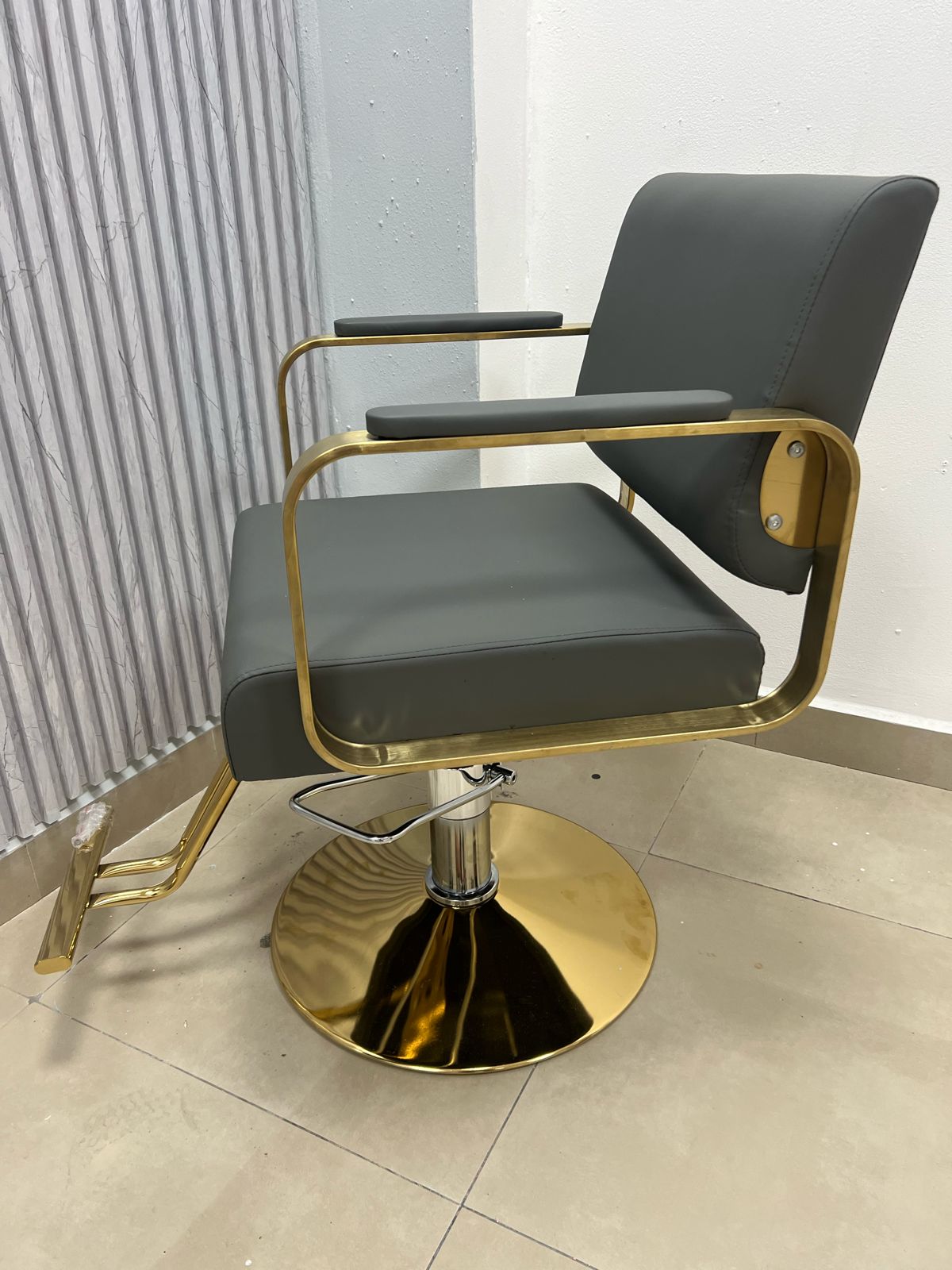 Silla Gris Para Salón con Dorado (No Reclinable)