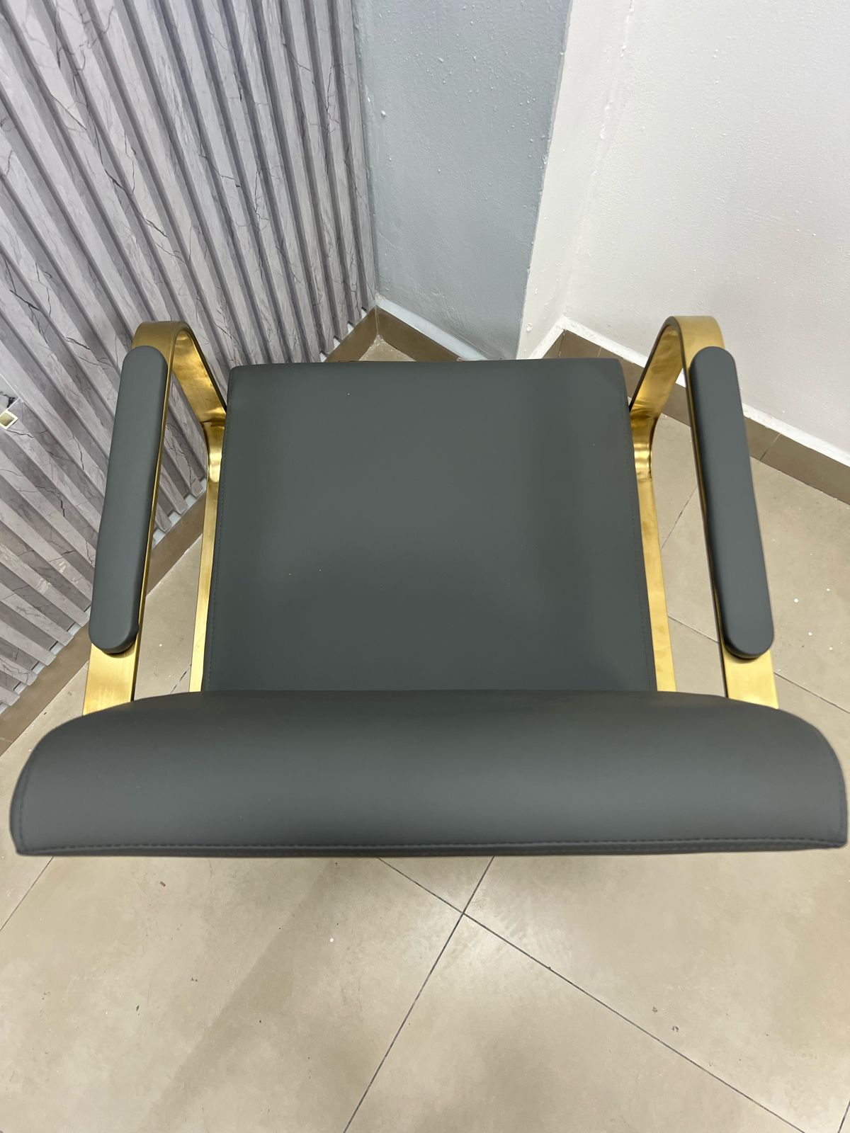 Silla Gris Para Salón con Dorado (No Reclinable)