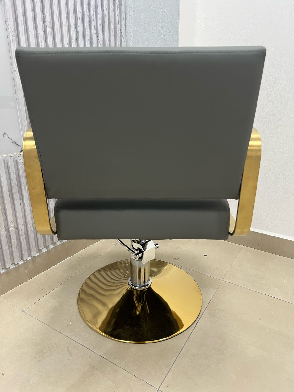 Silla Gris Para Salón con Dorado (No Reclinable)