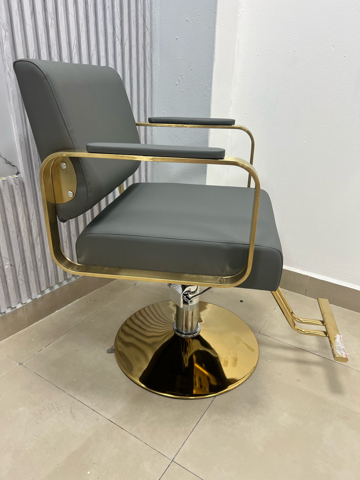 Silla Gris Para Salón con Dorado (No Reclinable)