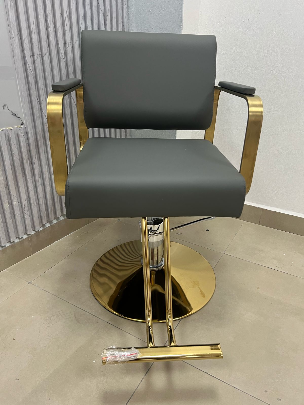 Silla Gris Para Salón con Dorado (No Reclinable)