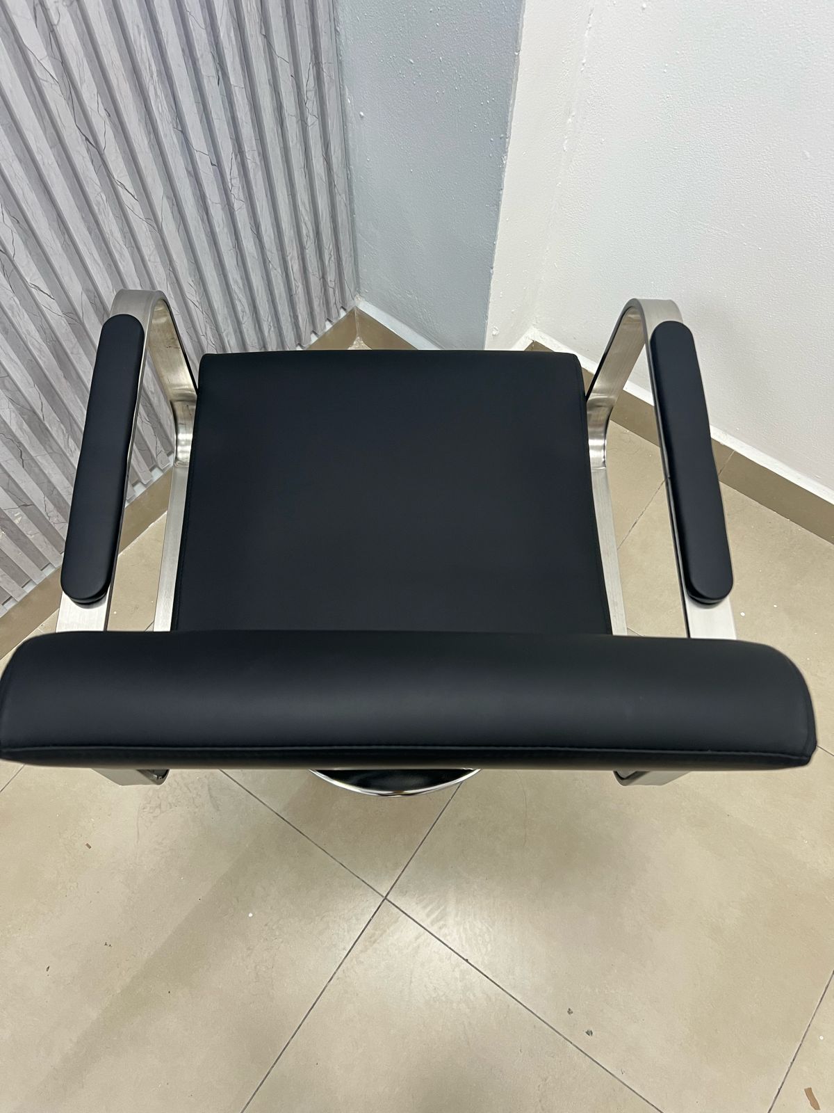 Silla Negra Para Salón con Plateado (No Reclinable)